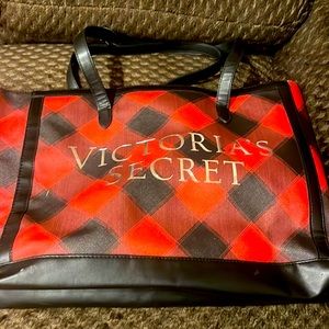 This is a nice tote or bag for the plane or vacy!
